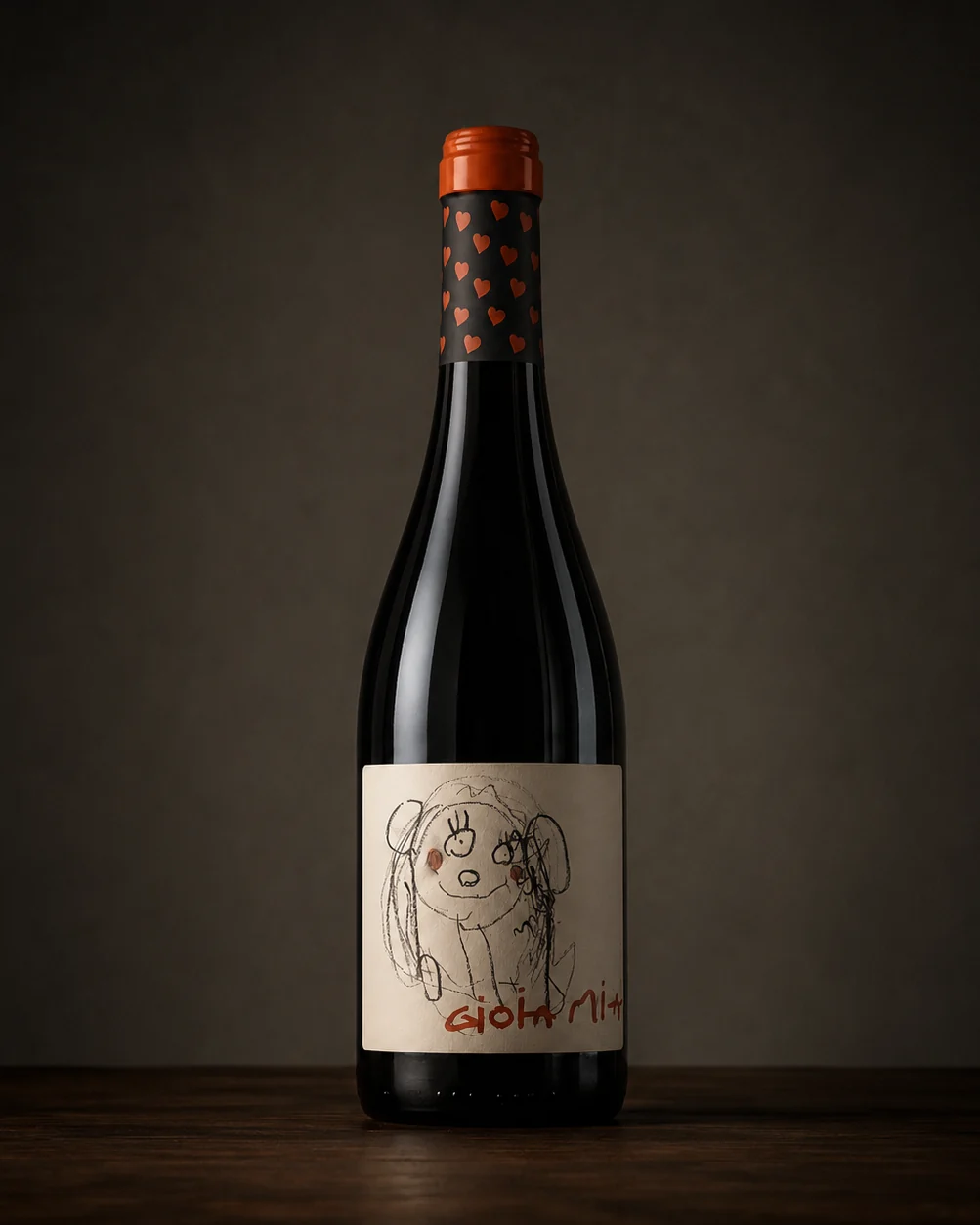 Botella de Gioia Mia sobre madera, con su etiqueta dibujada a mano y cápsula de corazones