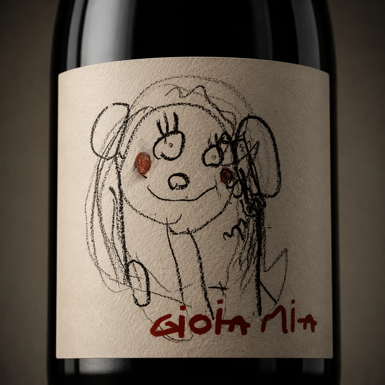 Detalle de la etiqueta de Gioia Mia: un dibujo a lápiz y el nombre escrito a mano en rojo
