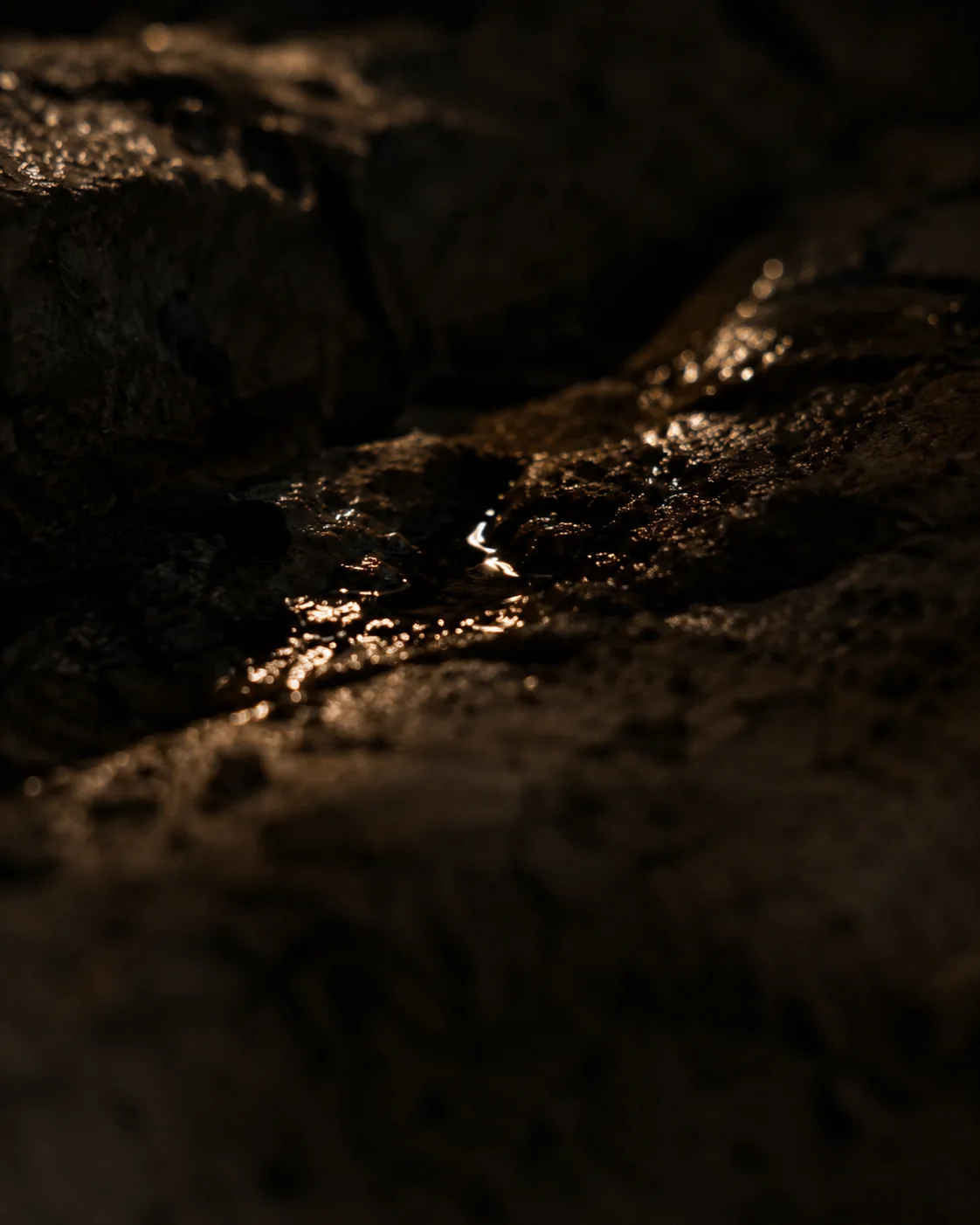 Agua sobre piedra de pizarra con luz rasante